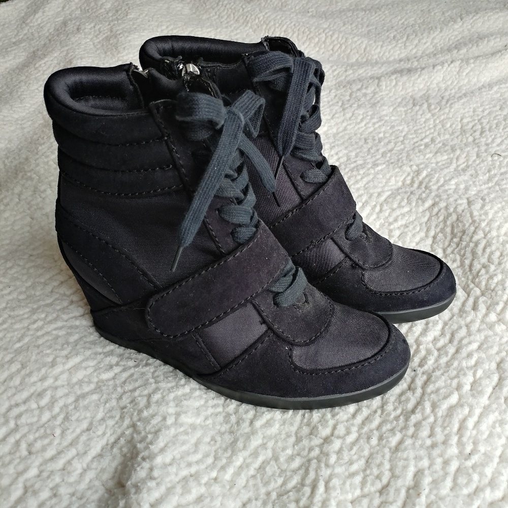 Simply Vera Wedge Sneaker Booties